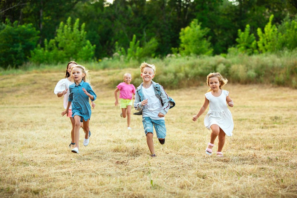 Bambini che giocano in estate