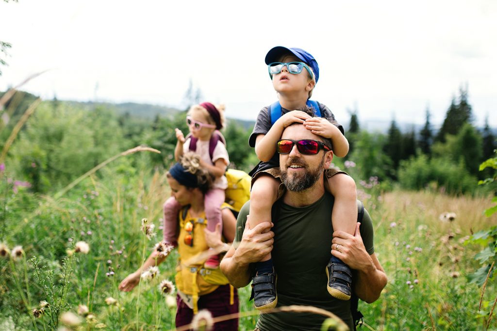 Famiglia in vacanza durante un'escursione
